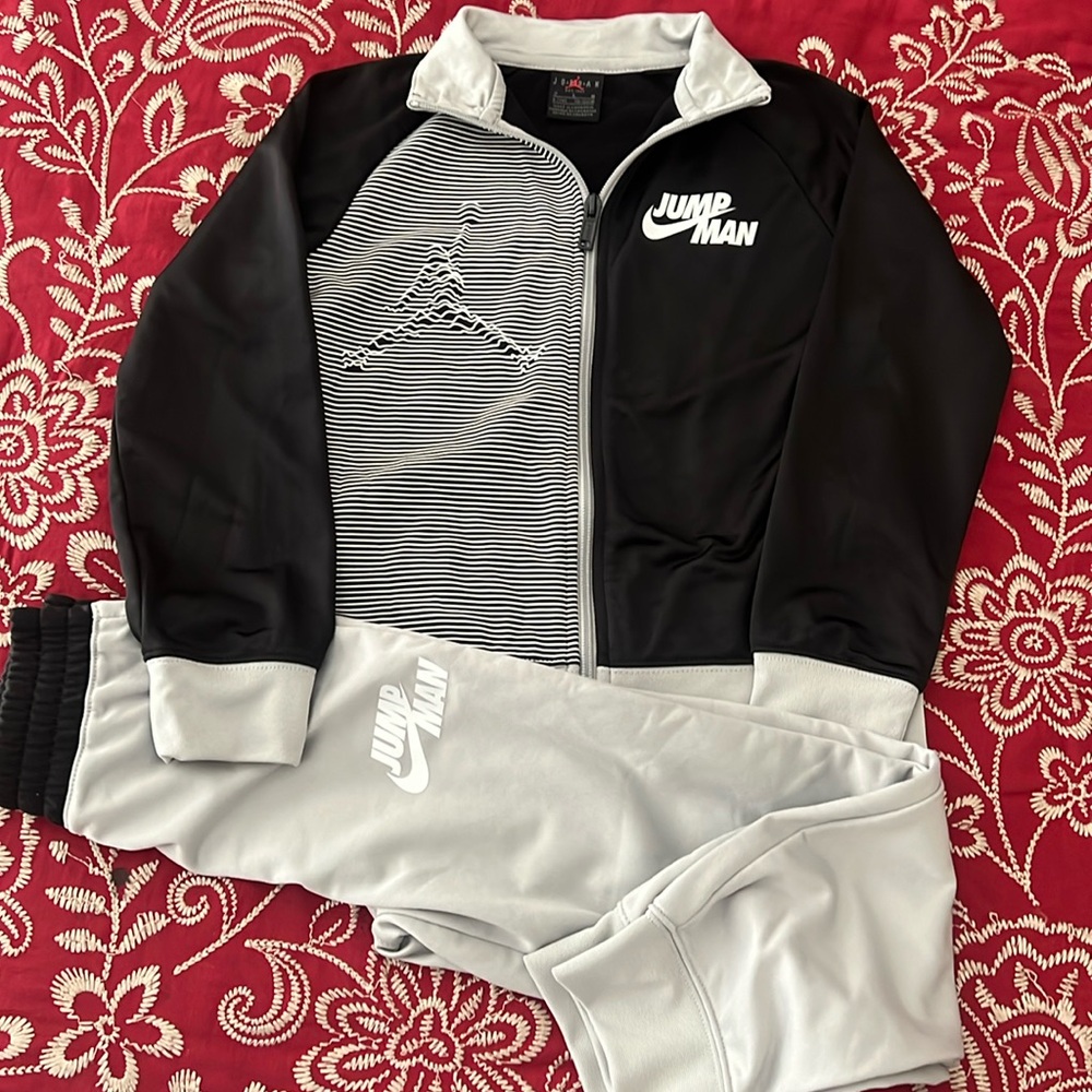 Jordan boys jogging suit